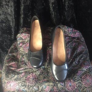 Clarks Black Pumps with Stitiching Details 9.5